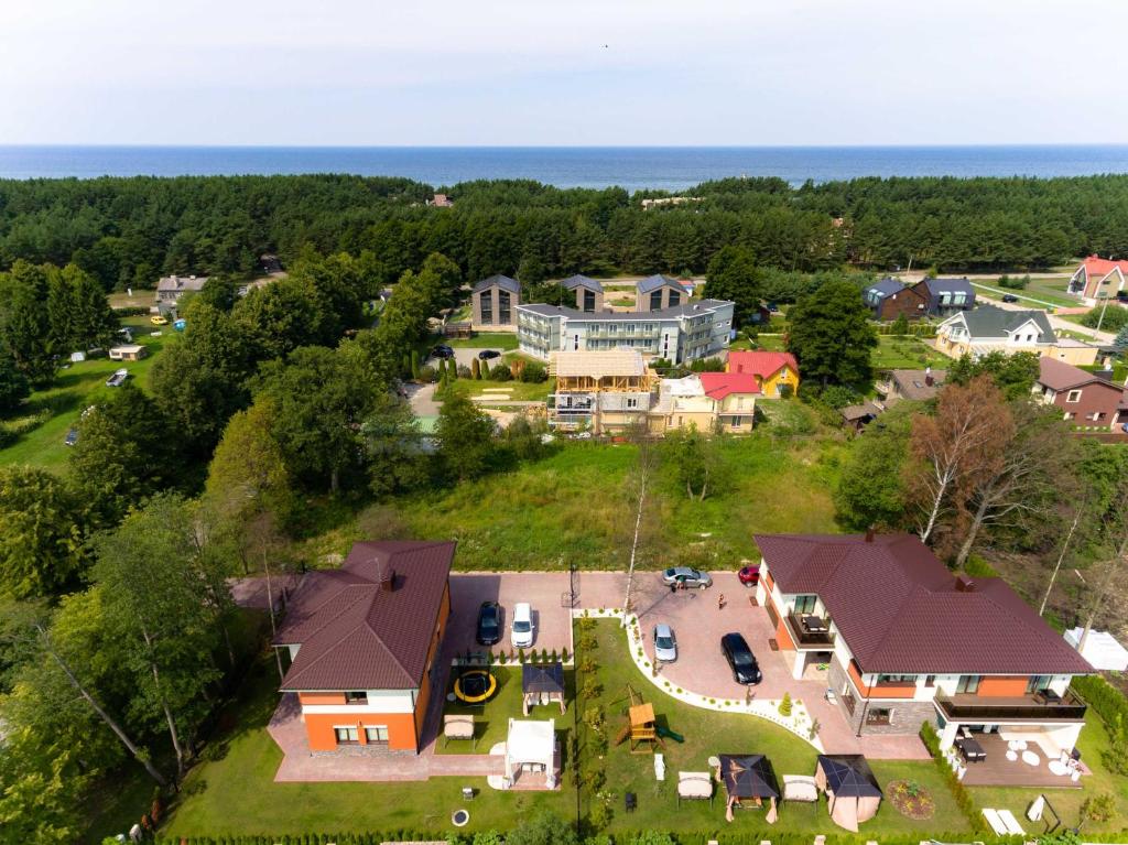 una vista aérea de una casa grande con patio en Vila Estate, en Palanga