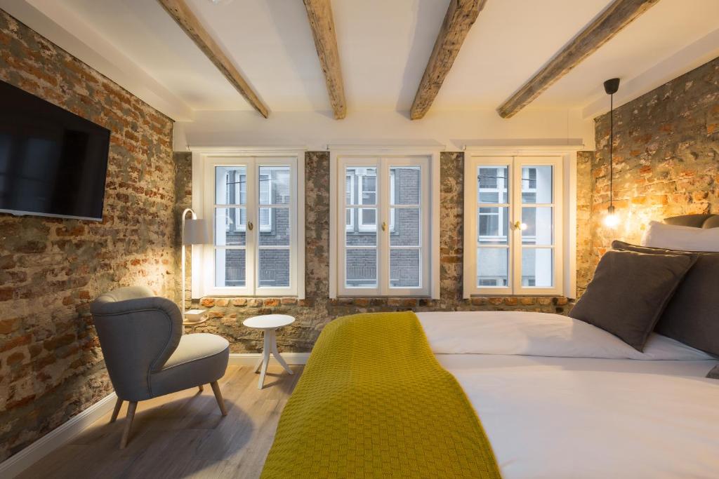 Square Rooms 20