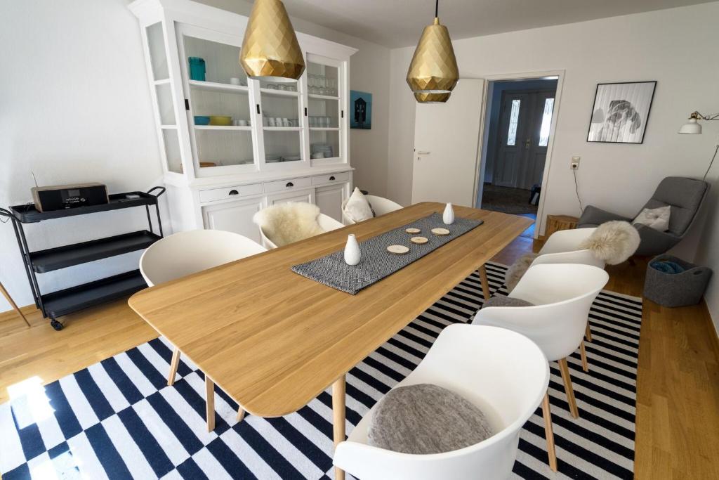 Hotel Stilvolles zentrumsnahes Wohlfühl-Appartment, a dining room with a wooden table and chairs at Stilvolles zentrumsnahes Wohlfühl-Appartment in Leipzig