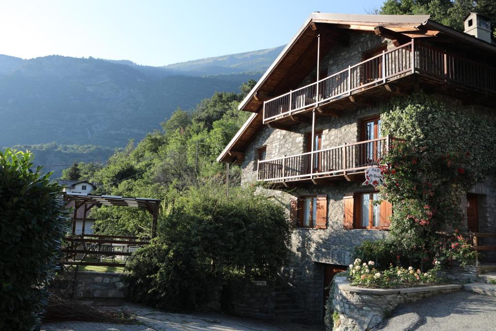 a building with a balcony on the side of it at Le Rosier, B&B e Appartamento in Saint Vincent