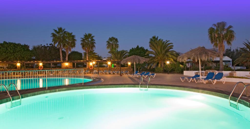 The swimming pool at or close to Bungalows Playa Limones