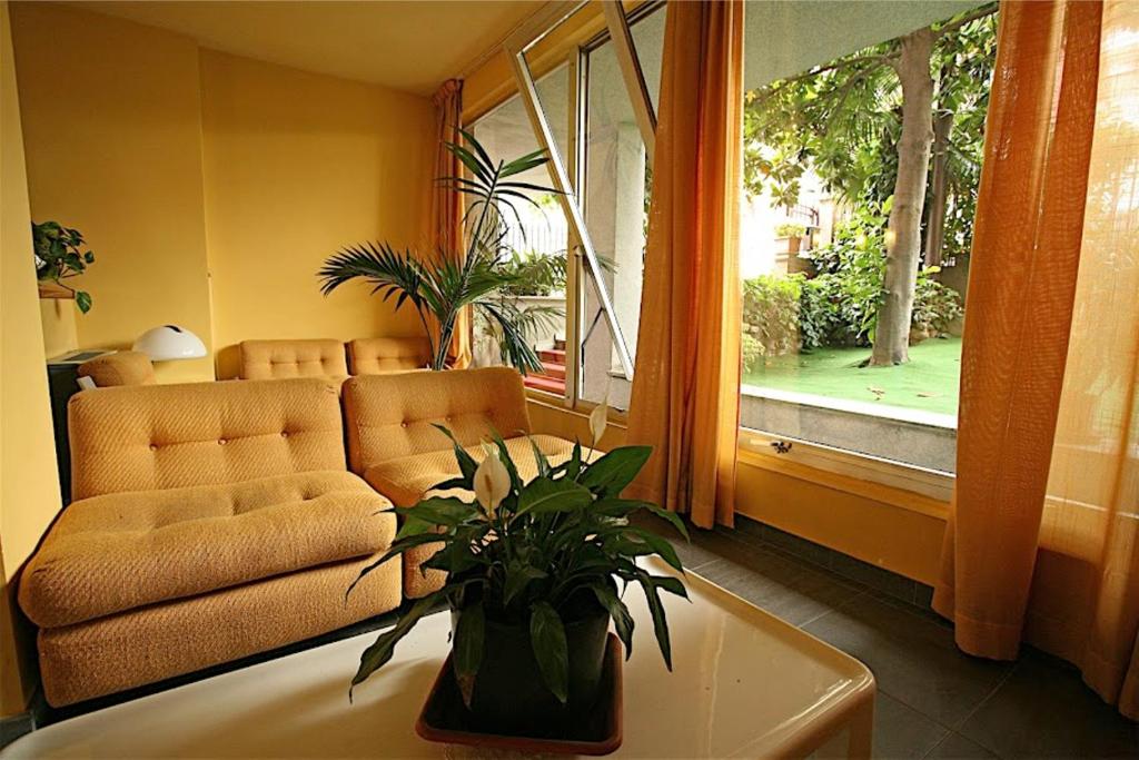 Hotel Giada في تورينو: غرفة معيشة مع أريكة ونافذة