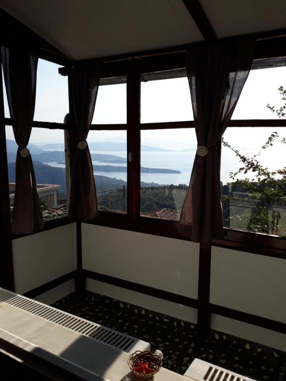 Habitación con ventanas con vistas a las montañas. en Atrium - Lafkos, en Lavkos