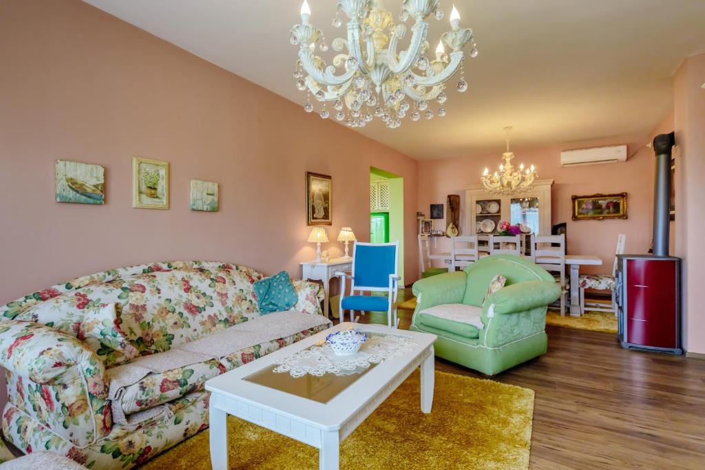 Posezení v ubytování RUSTIC HOUSE LEKOVIĆ