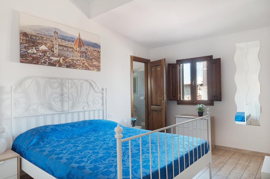 フィレンツェにあるLa Terrazza di San Lorenzoの白いベッドルーム(青いシーツ付きのベッド1台付)