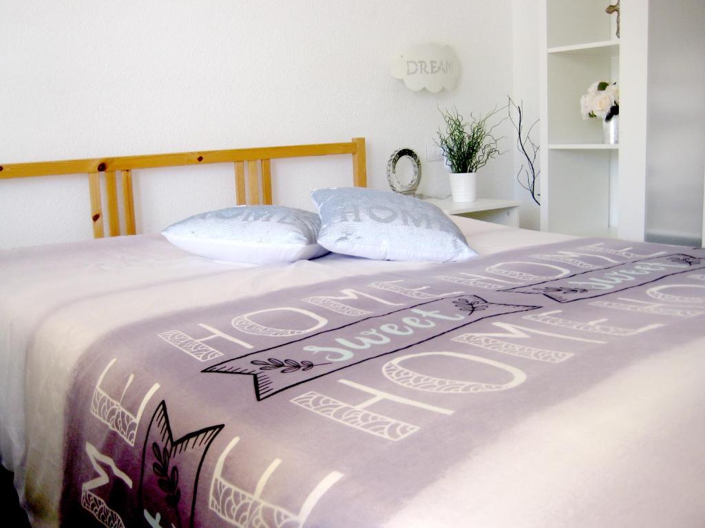 Łóżko lub łóżka w pokoju w obiekcie Malibu apartamento con campo de tennis y piscina con solarium
