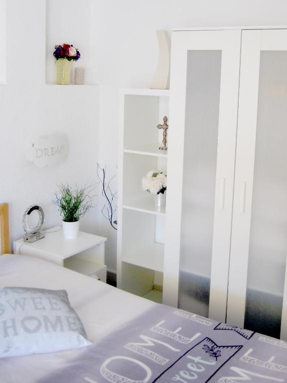 Łóżko lub łóżka w pokoju w obiekcie Malibu apartamento con campo de tennis y piscina con solarium
