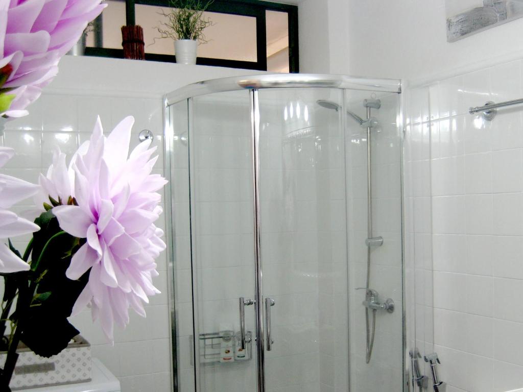 Łazienka w obiekcie Malibu apartamento con campo de tennis y piscina con solarium