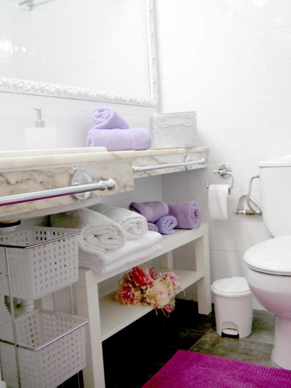 Łazienka w obiekcie Malibu apartamento con campo de tennis y piscina con solarium
