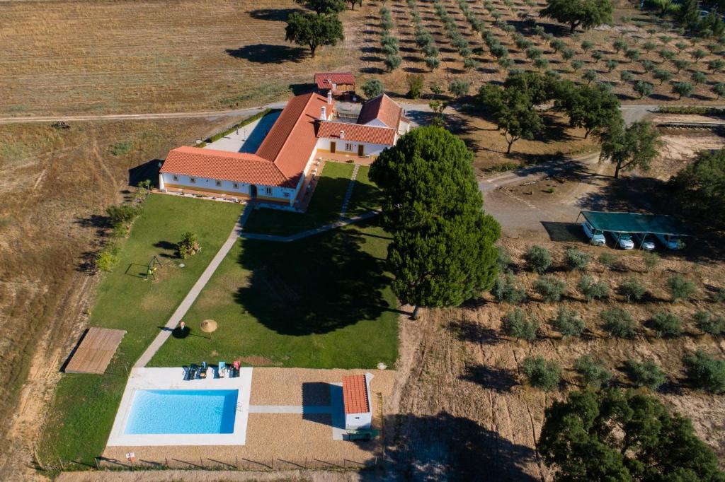 een luchtzicht op een huis met een zwembad bij Refugio Das Origens in Ermidas