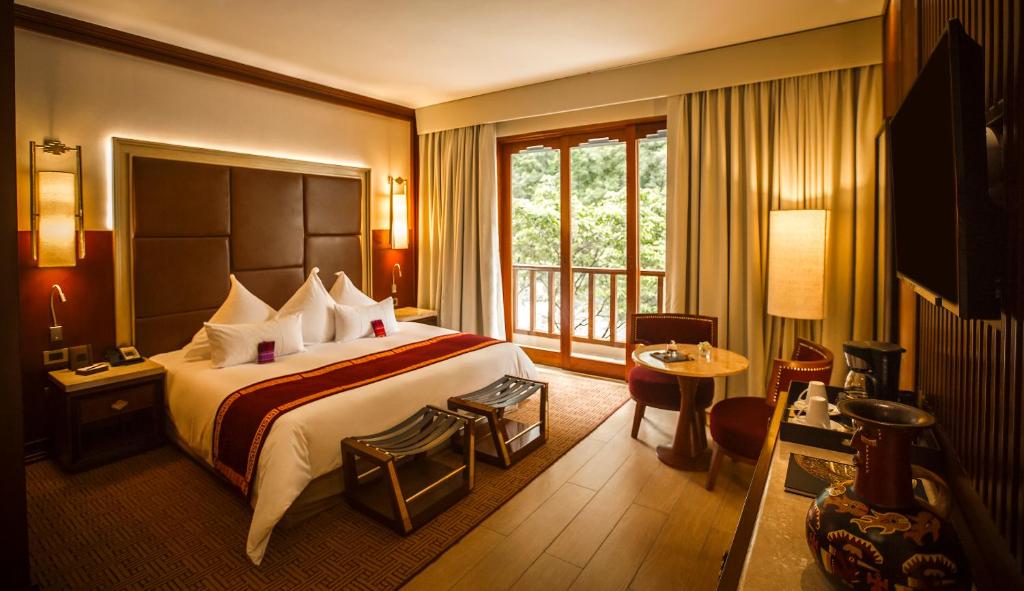 マチュピチュにあるスマック マチュ ピチュ ホテルの大きなベッドと窓が備わるホテルルームです。