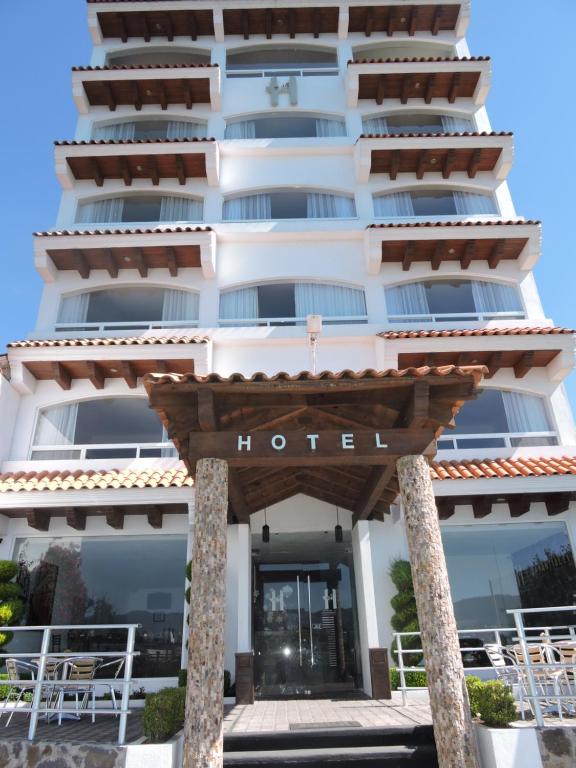 a hotel with a hotel sign in front of it at Hotel 9 Manantiales in Chignahuapan