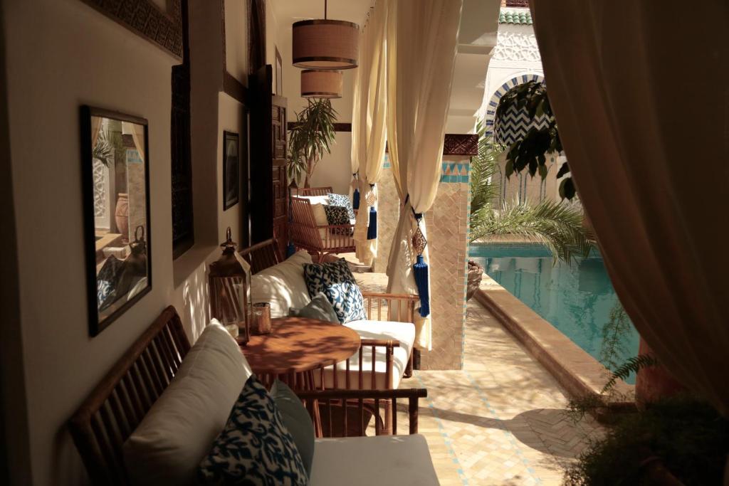 Der Swimmingpool an oder in der Nähe von Riad Dar Alfarah