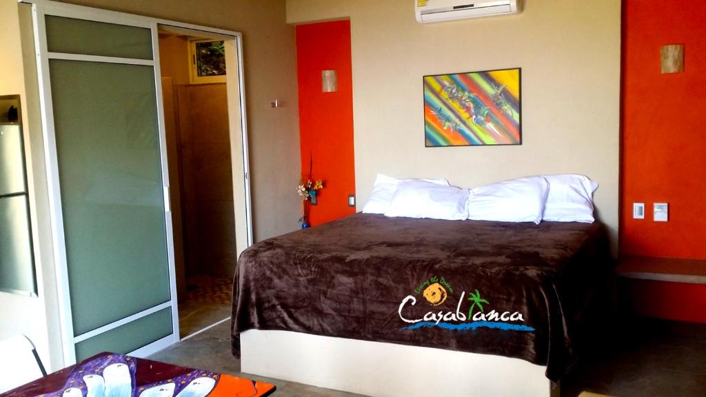 Postel nebo postele na pokoji v ubytování Casablanca Guest House - Adults Only - Starlink Internet!