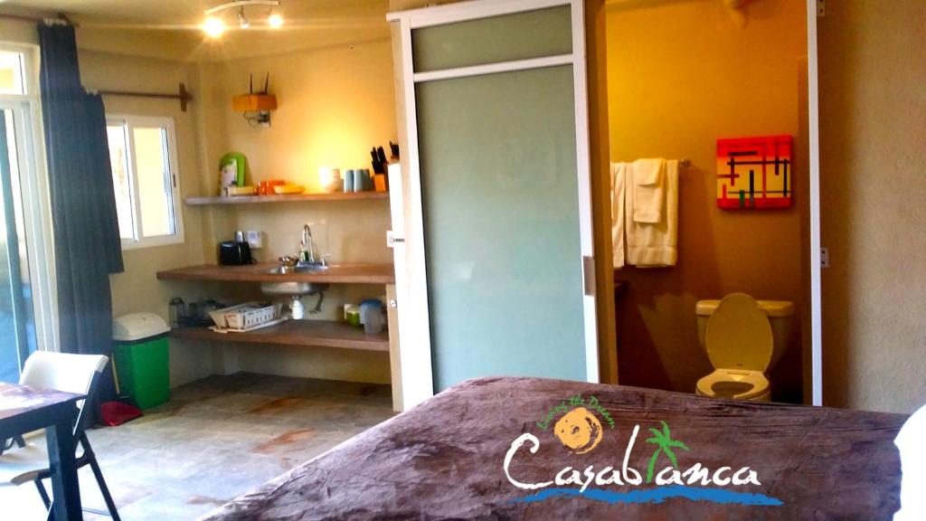 Kuchyň nebo kuchyňský kout v ubytování Casablanca Guest House - Adults Only - Starlink Internet!