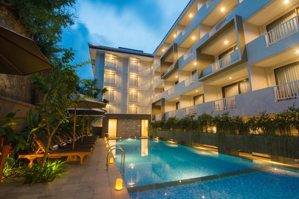 una piscina frente a un hotel en Pandawa Hill Resort en Nusa Dua