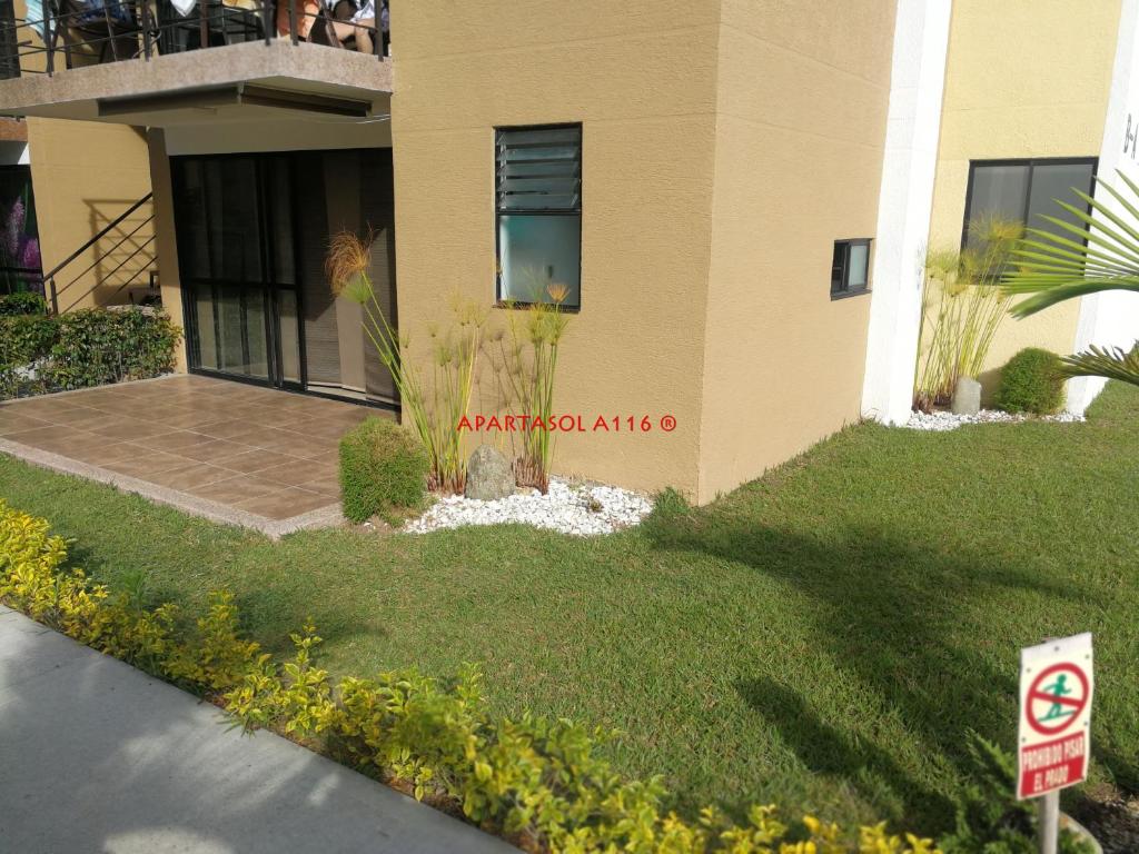 a building with a no parking sign in front of it at Apartamento Eje Cafetero - Cerca Parque del Café - Tebaida in La Tebaida