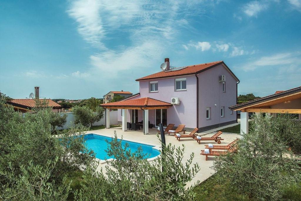 una casa con piscina al lado de una casa en Villa Zeus, en Pula