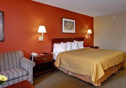 Quality Inn & Suites - King Room - Roken