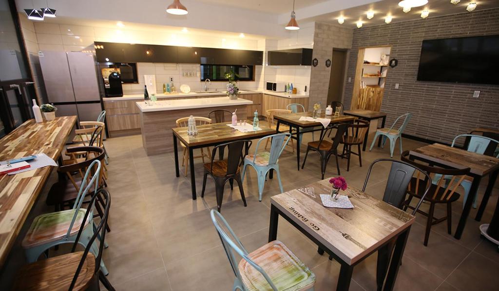 Kuchyň nebo kuchyňský kout v ubytování Gguljam Hotel