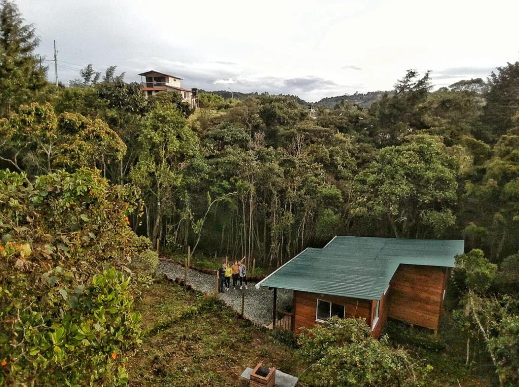 una casa su una collina con un tetto verde di Cabañas La Silleta a Santa Elena