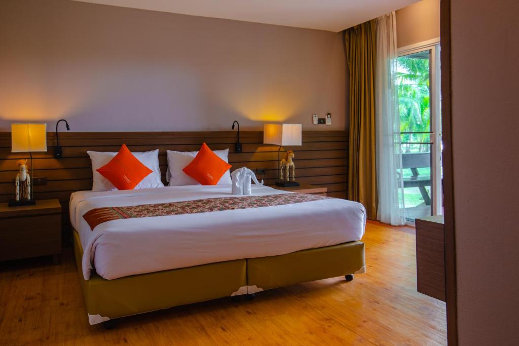 Postel nebo postele na pokoji v ubytování C&N Kho Khao Beach Resort - SHA Plus