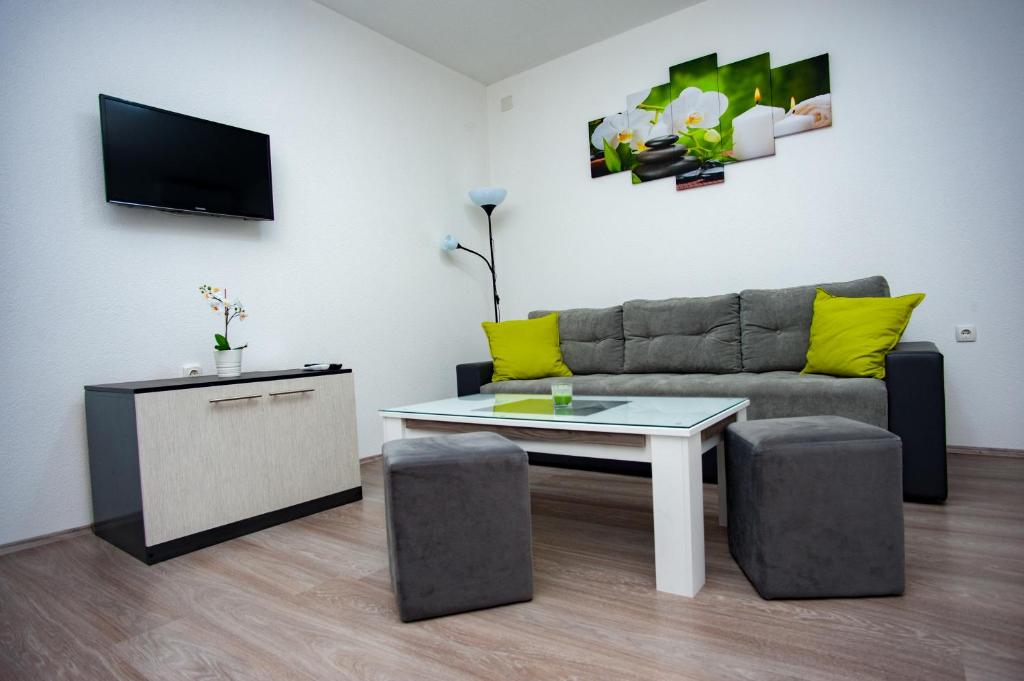 ein Wohnzimmer mit einem Sofa und einem Tisch in der Unterkunft Villa Beautiful in Gevgelija