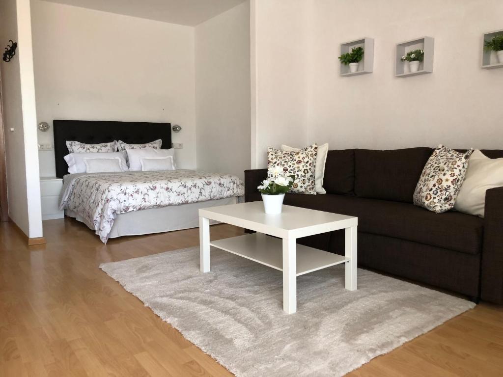 een woonkamer met een bank en een bed bij Estudio-Molino Blanco in Puerto de la Cruz