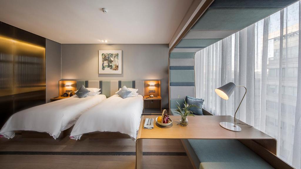 Postel nebo postele na pokoji v ubytování Shanghai Pagoda INNO Hotel