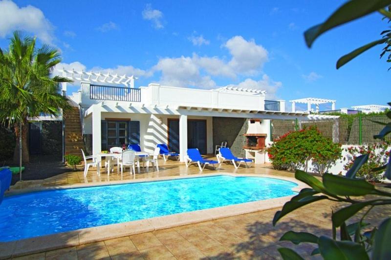willa z basenem przed domem w obiekcie Sun Grove Villas & Spa w mieście Playa Blanca