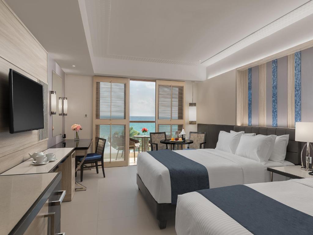 TV a/nebo společenská místnost v ubytování Henann Palm Beach Resort