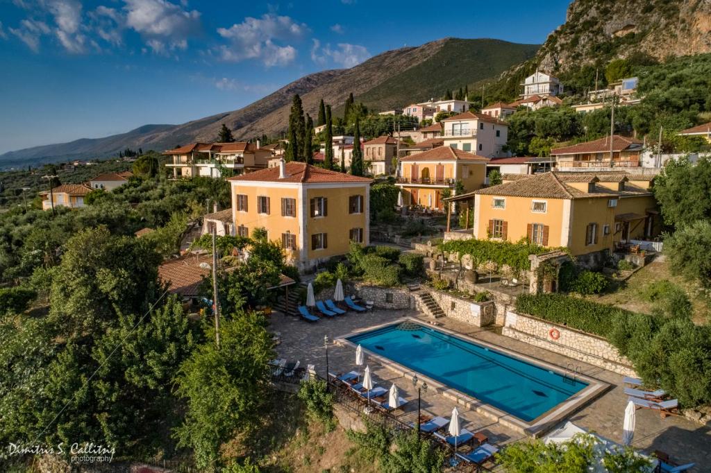 una vista aérea de una villa con piscina en Archontiko Maisonettes, en Alykes