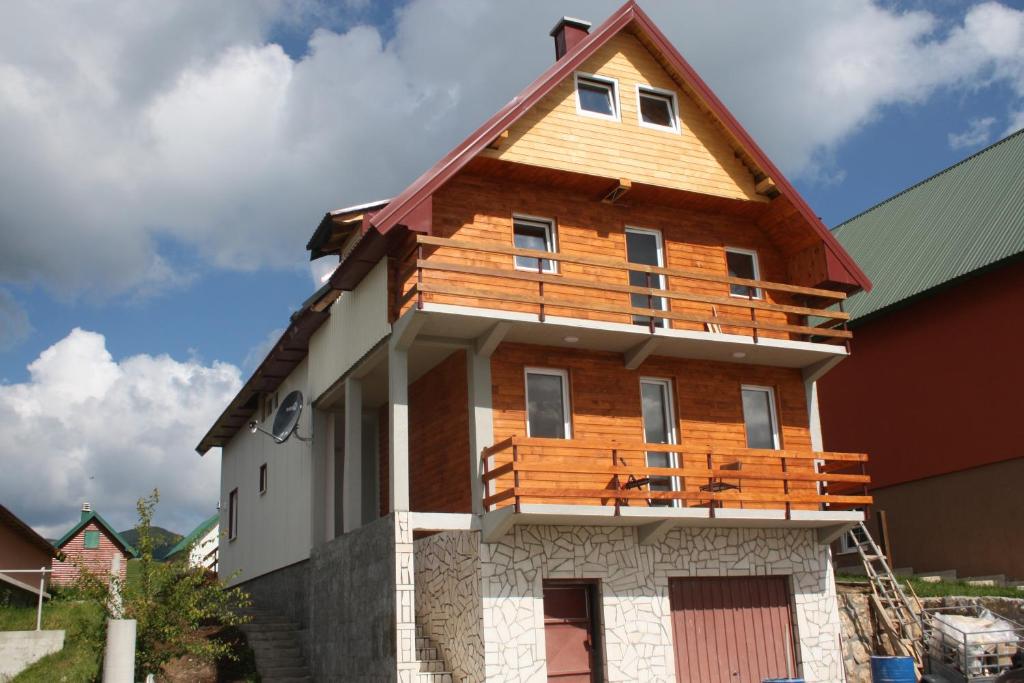 uma casa que está a ser construída no topo em Apartmani Prisoje em Žabljak
