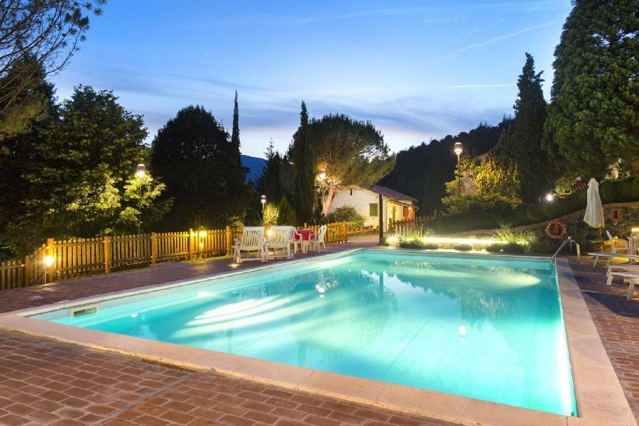 een zwembad in een achtertuin 's nachts bij Agriturismo Pratofranco in Pontremoli