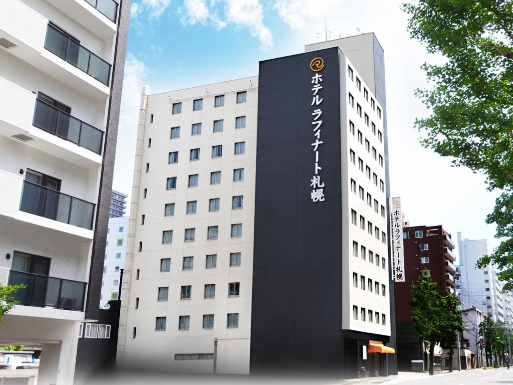札幌的住宿－札幌拉斐內托酒店，建筑的侧面有标志