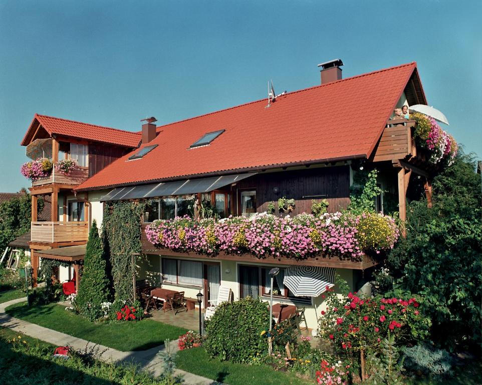 uma casa com flores ao lado dela em Ferienhaus Krug em Muhr amSee