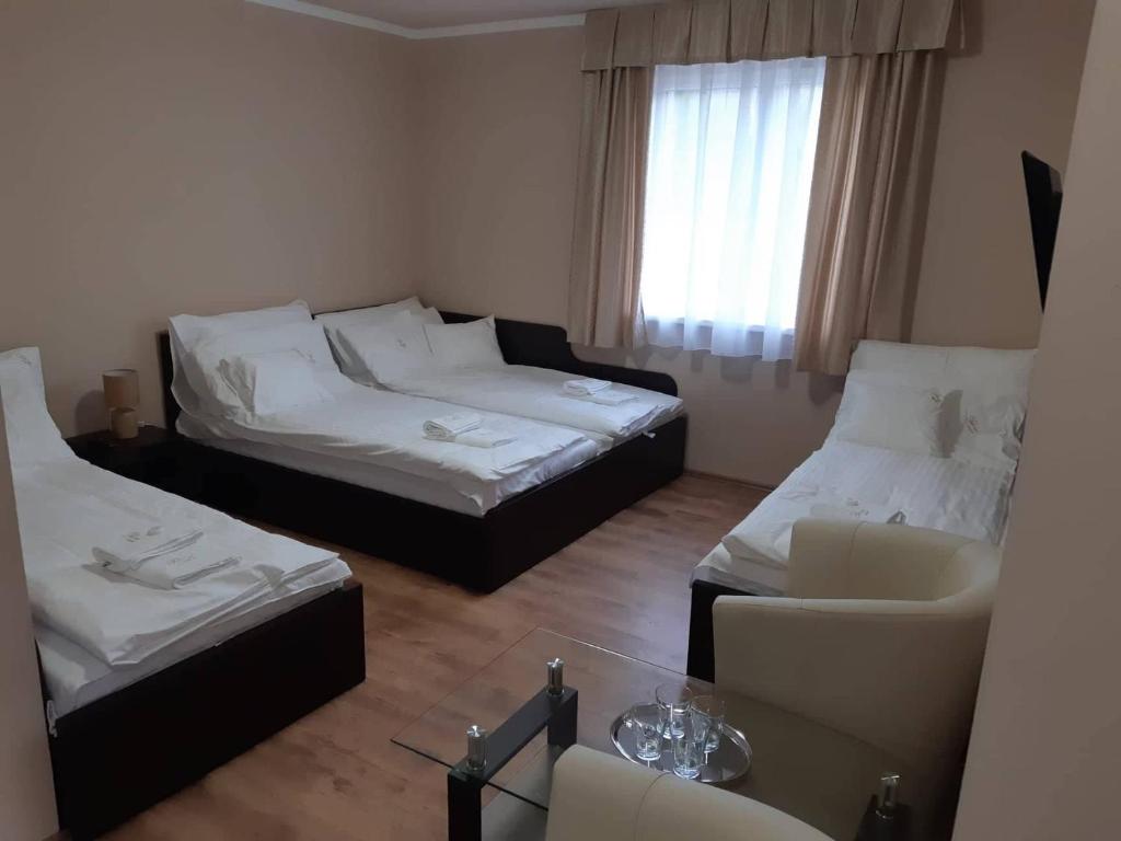 Posteľ alebo postele v izbe v ubytovaní Pazonyi Fogadó és Étterem