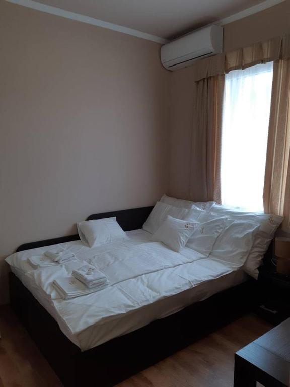 Posteľ alebo postele v izbe v ubytovaní Pazonyi Fogadó és Étterem