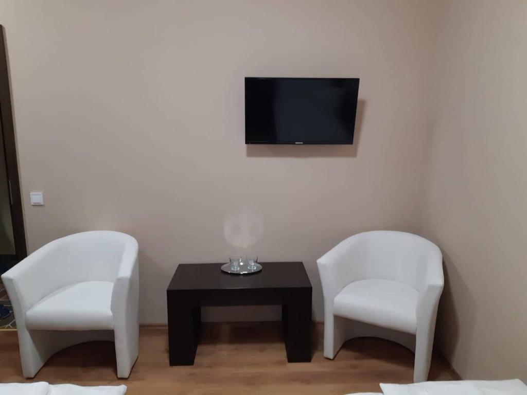 Televízia a/alebo spoločenská miestnosť v ubytovaní Pazonyi Fogadó és Étterem