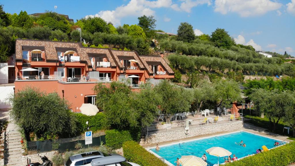 un complejo con piscina y un edificio en Holidays Residence, en Lazise