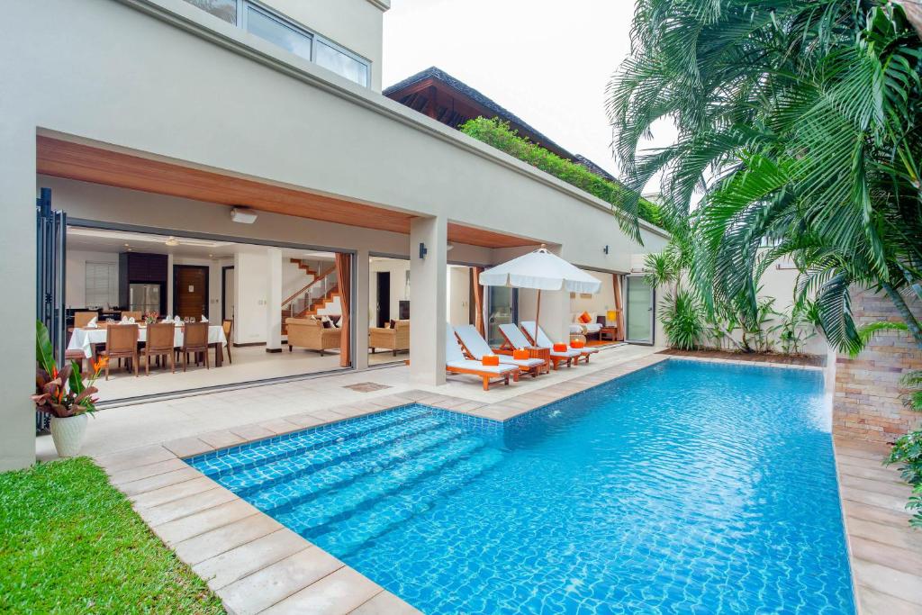 einen Pool im Hinterhof einer Villa in der Unterkunft The Residence Resort & Spa Retreat in Strand Bang Tao
