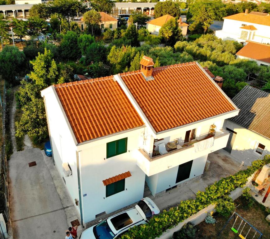 einen Blick über ein weißes Haus mit orangefarbenem Dach in der Unterkunft Apartment ViP in Zadar