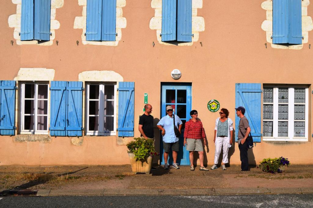 un gruppo di persone che si trovano fuori da un edificio di Gite De Lalizolle a Lalizolle