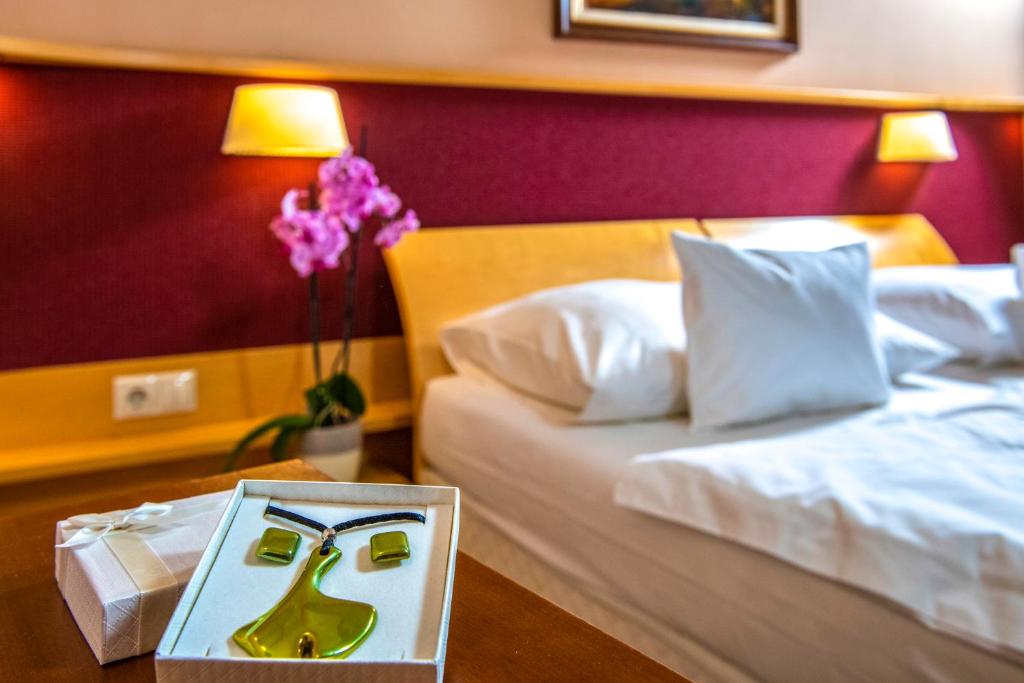 Postel nebo postele na pokoji v ubytování Dráva Hotel Thermal Resort