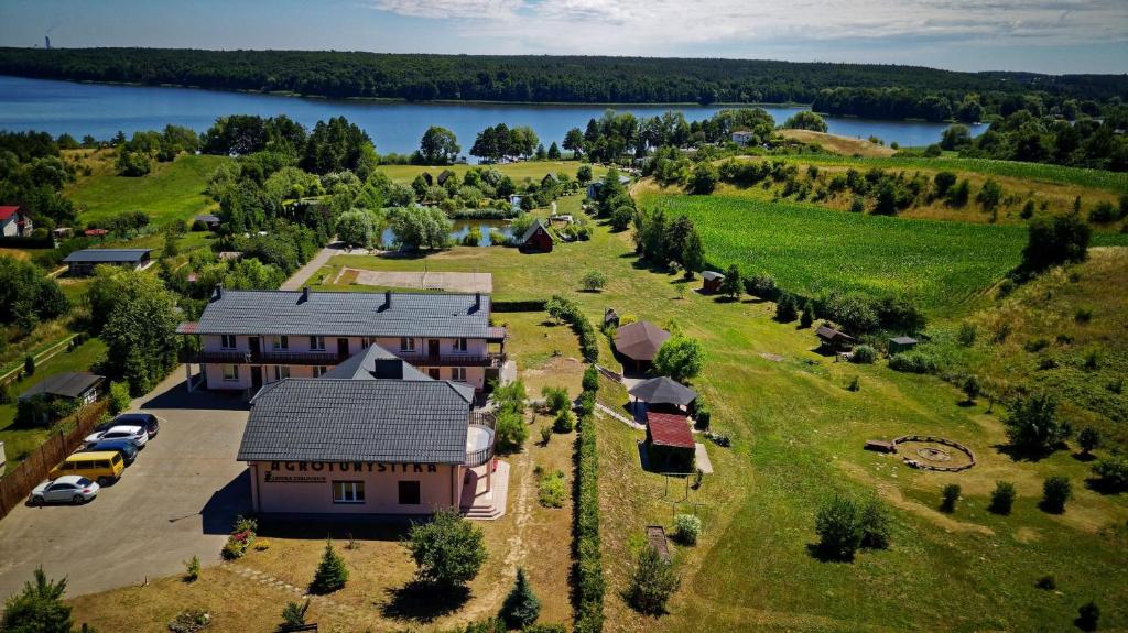 una vista aérea de una casa con un gran patio en Zatoka Zabłockich, en Żnin