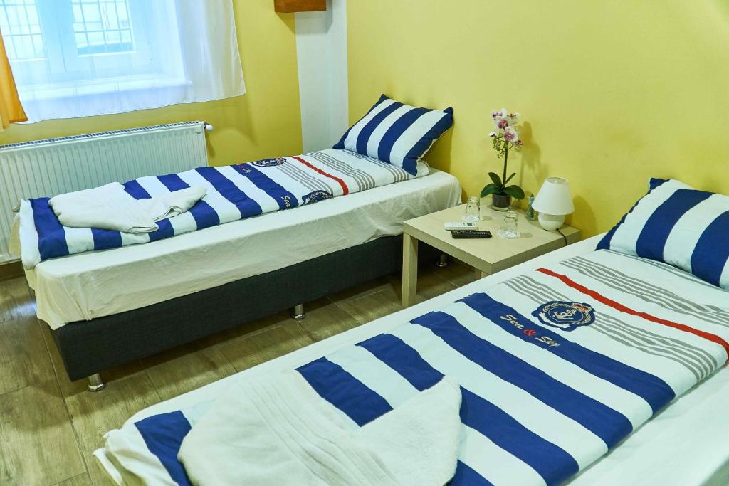 ブダペストにあるDeniz Guesthouseのベッド2台が隣同士に設置された部屋です。