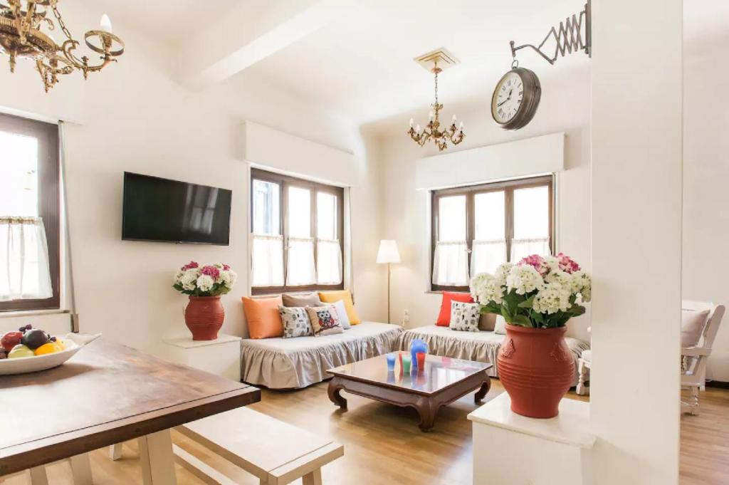 Vintage Charm by the Acropolis!