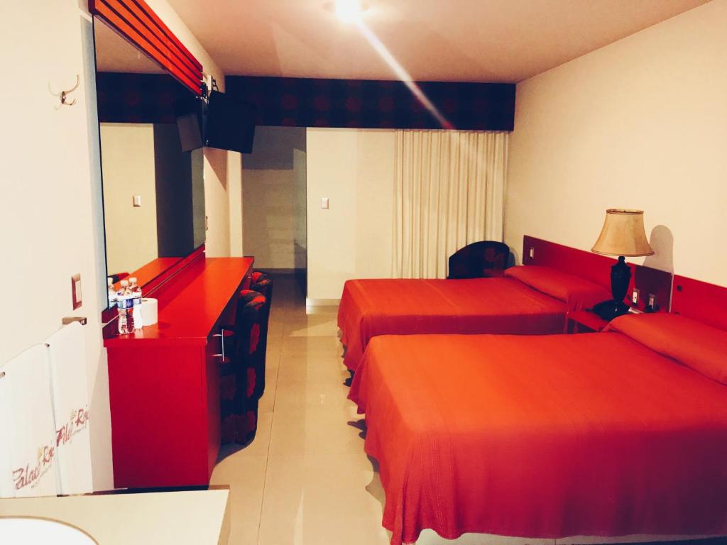Postel nebo postele na pokoji v ubytování Palacio Rojo Hotel Familiar