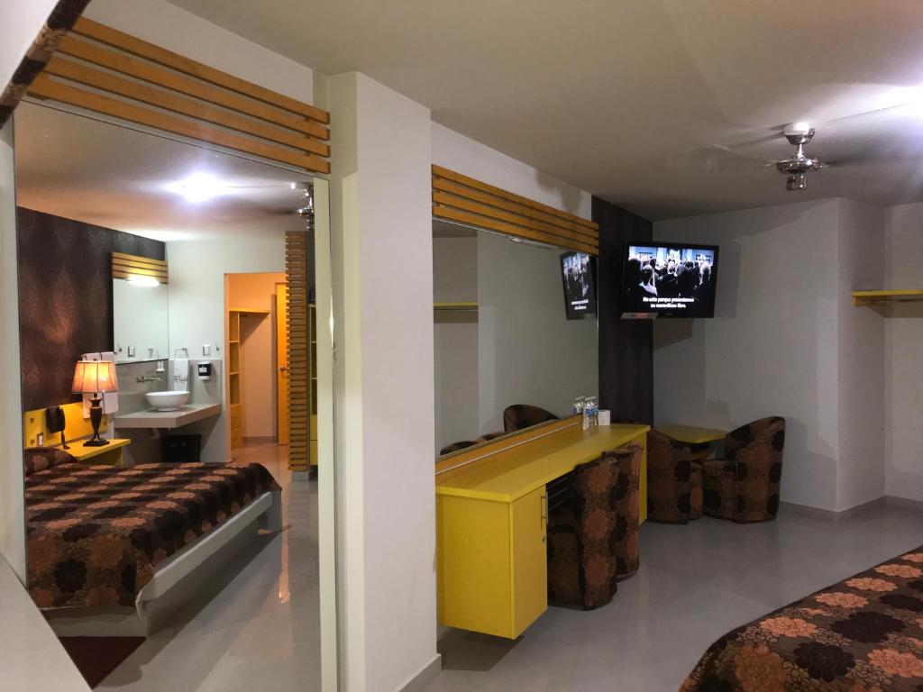 TV a/nebo společenská místnost v ubytování Palacio Rojo Hotel Familiar