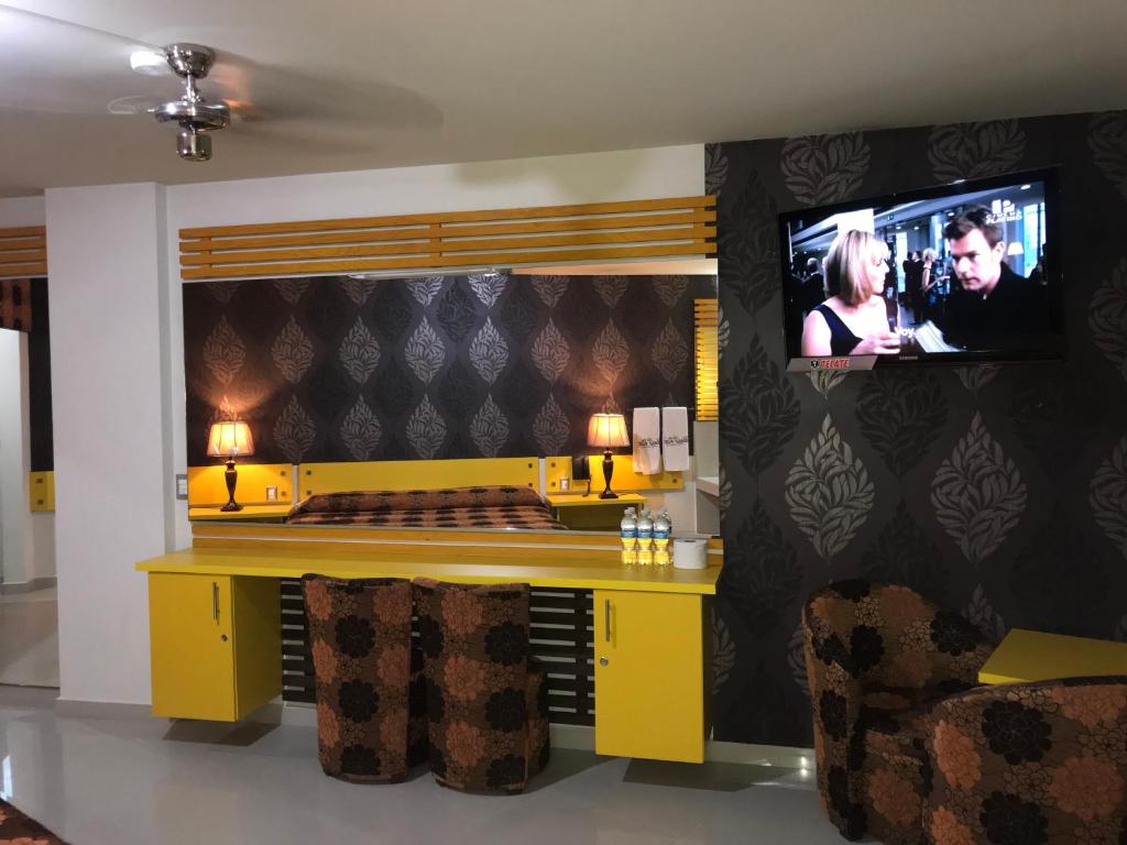 TV a/nebo společenská místnost v ubytování Palacio Rojo Hotel Familiar